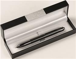 Deze SuperCarbon 5 in 1 pen is multifunctioneel en voorzien van een blauwe, rode en fluororanjeschrijvende vulling, daarnaast beschikt de SuperCarbon 5 in 1 pen over een potlood en een pointer voor de
